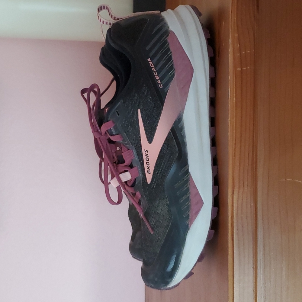 Brooks Cascadia 15 running trail shoes